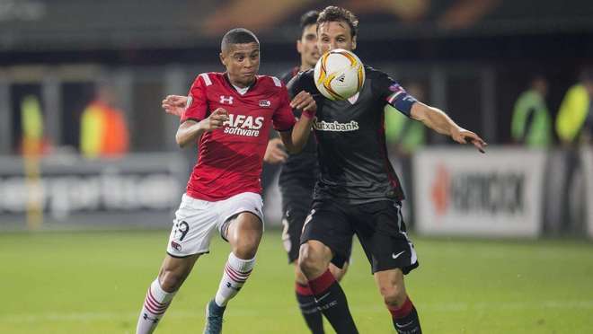 用脚背轻巧 用脚背轻巧